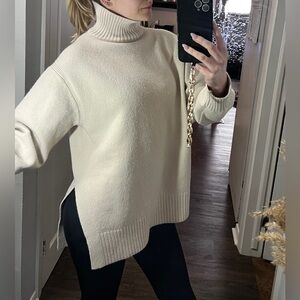 H&M Cream Turtleneck Sweater - Relaxed Fit
